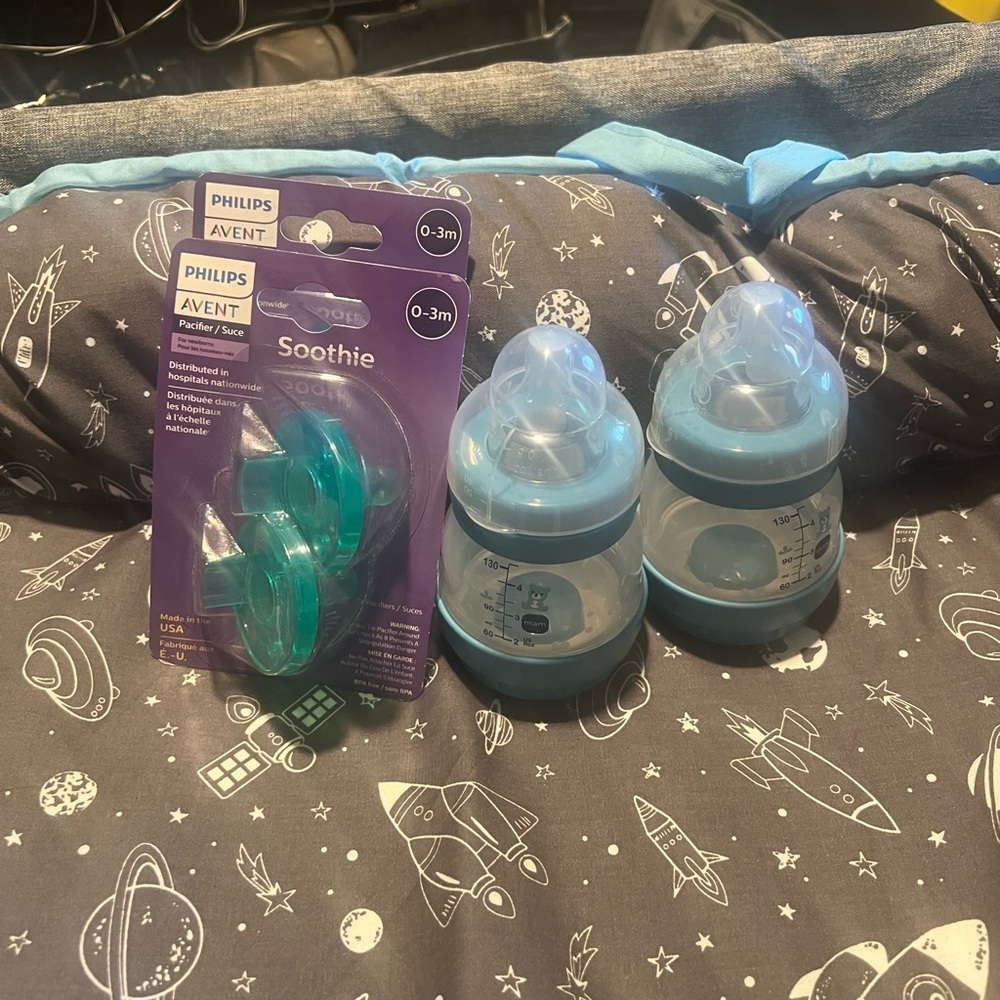 2 pack Philips Avent soothies and 2 MAAM 4 oz bottles